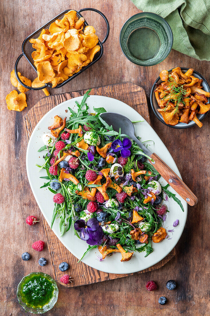 Rocket salad with chanterelles, berries and mozzarella cheese