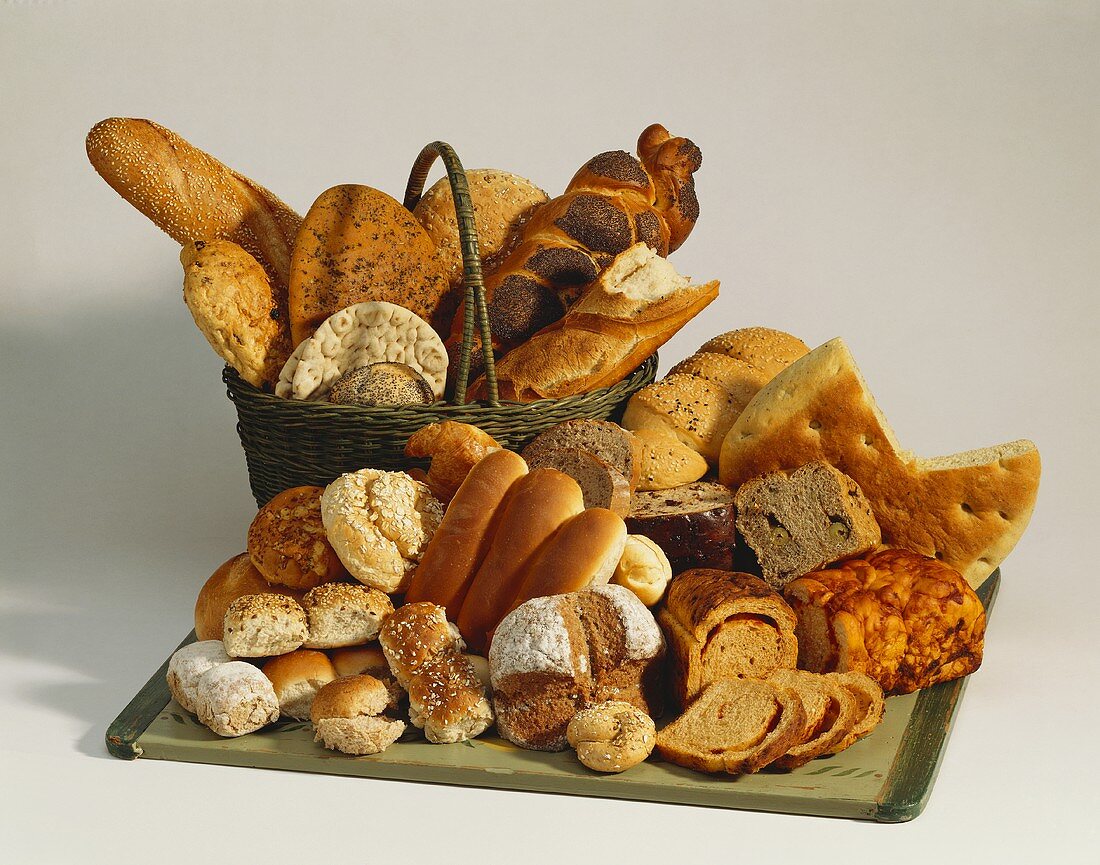 Viele verschiedene Brotsorten im Korb & auf Holzbrett