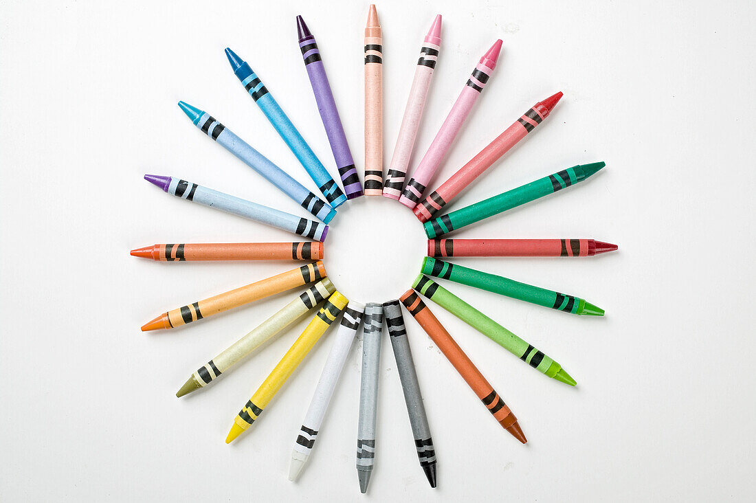 Crayons arranged in circle