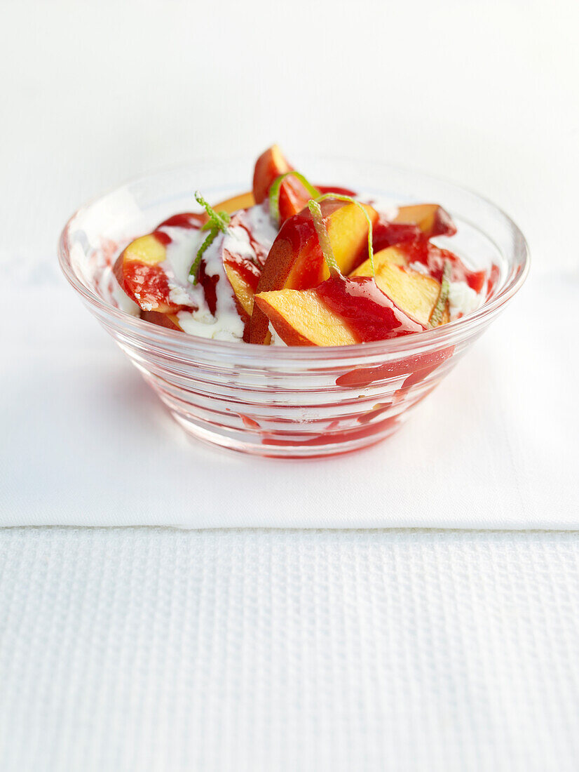 Peaches with meringue and raspberry sauce