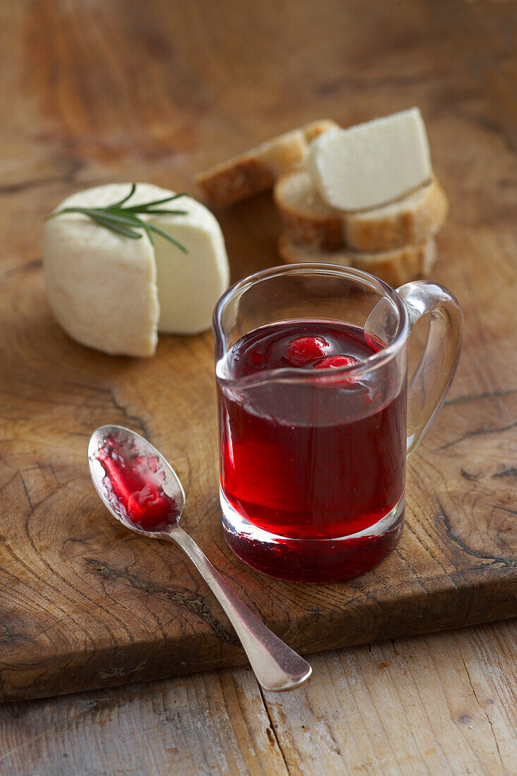Shiraz wine jelly with cheese and bread