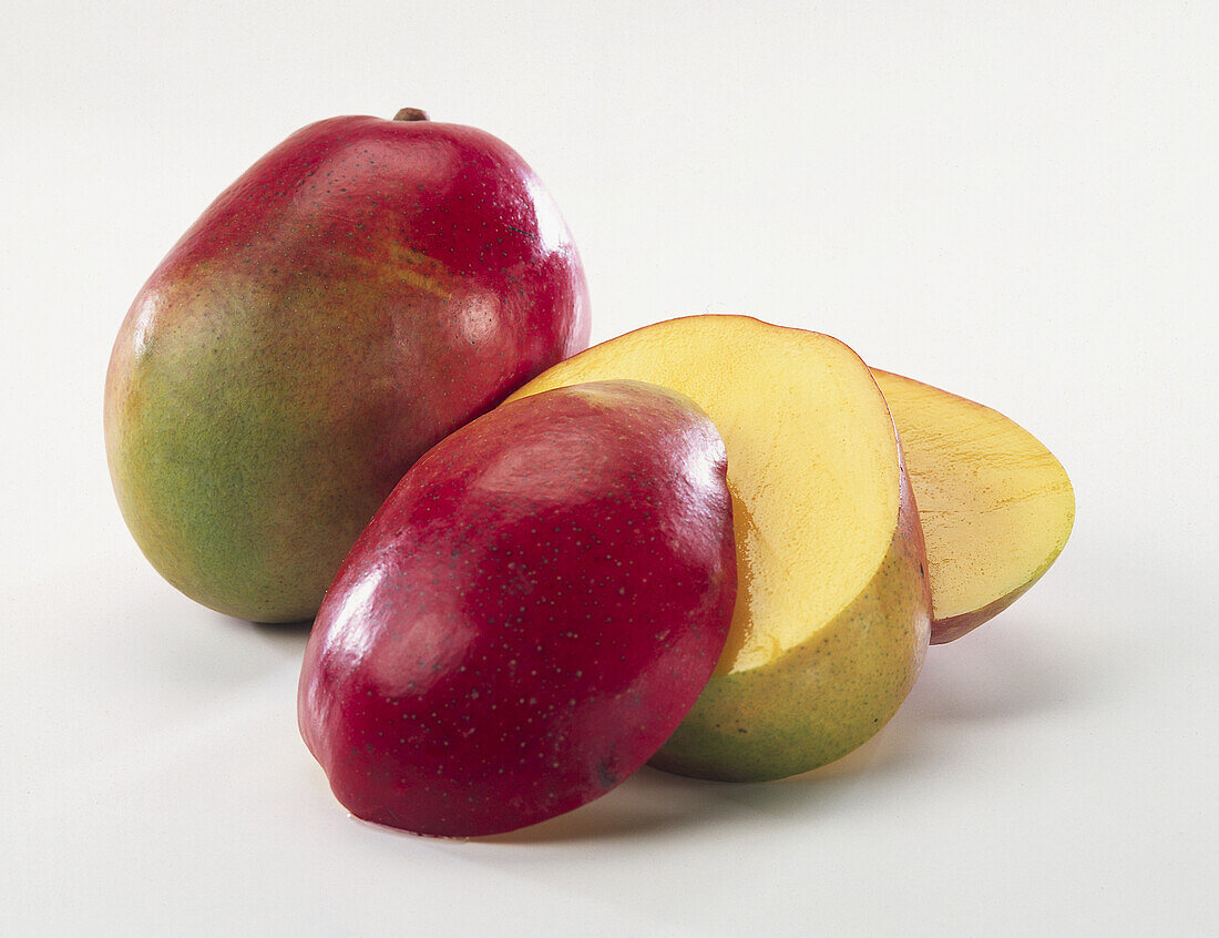 Whole and sliced mangoes
