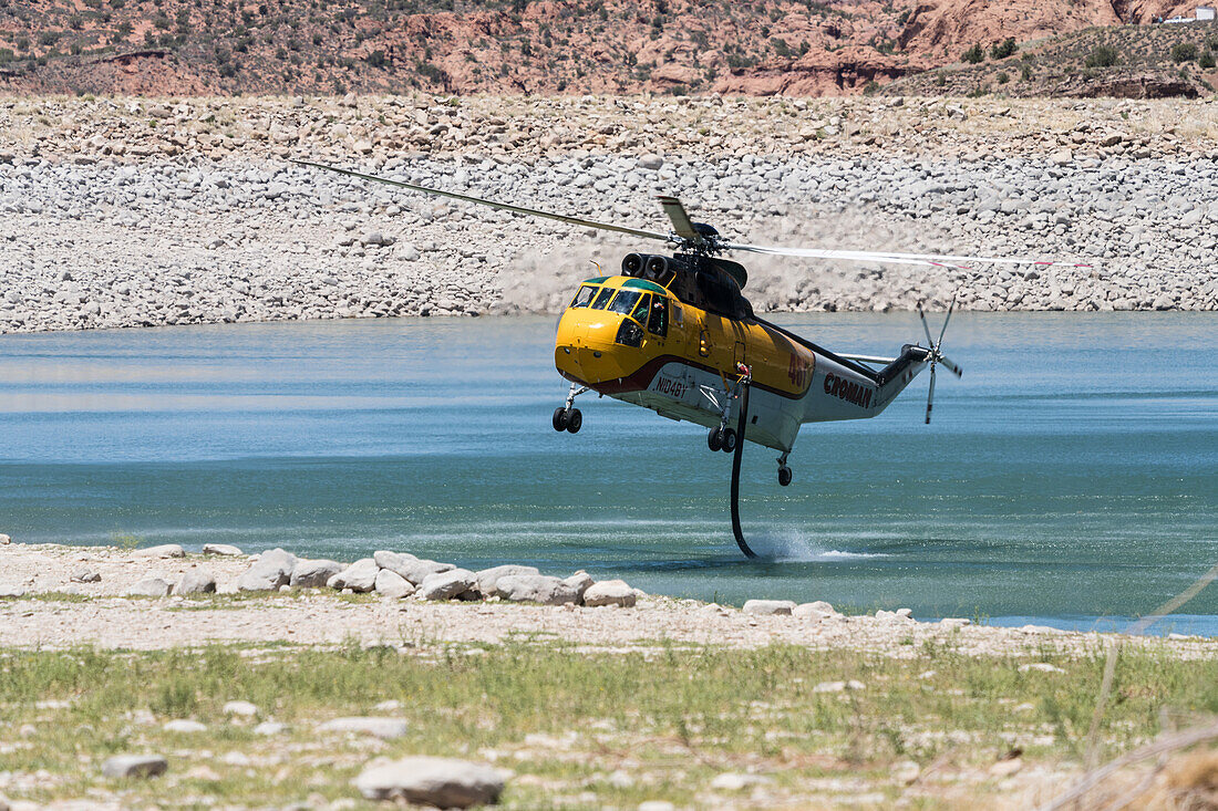 Sikorsky S-61 fire-fighting helicopter filling with water
