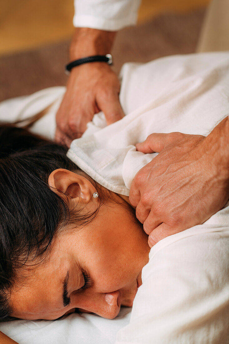 Shiatsu arms and shoulder massage