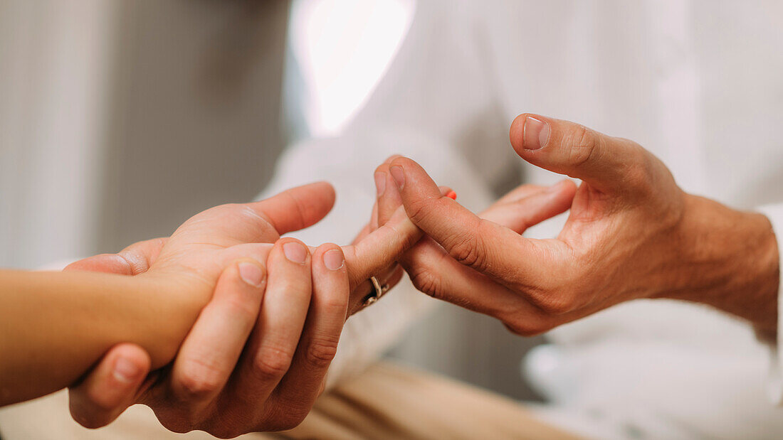 Shiatsu hand massage