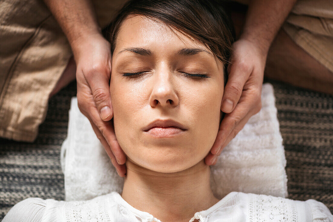 Thai face massage