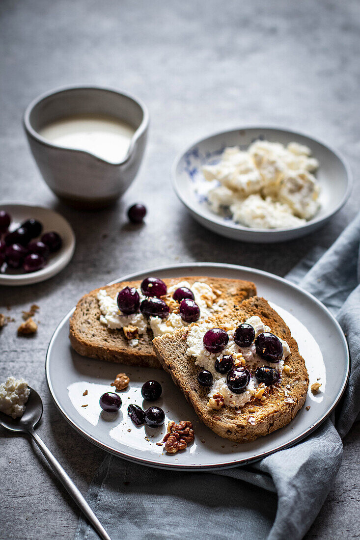 Crostini mit Ricotta und Trauben