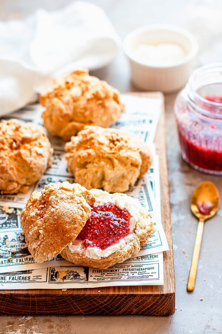 Kefir buns with jam