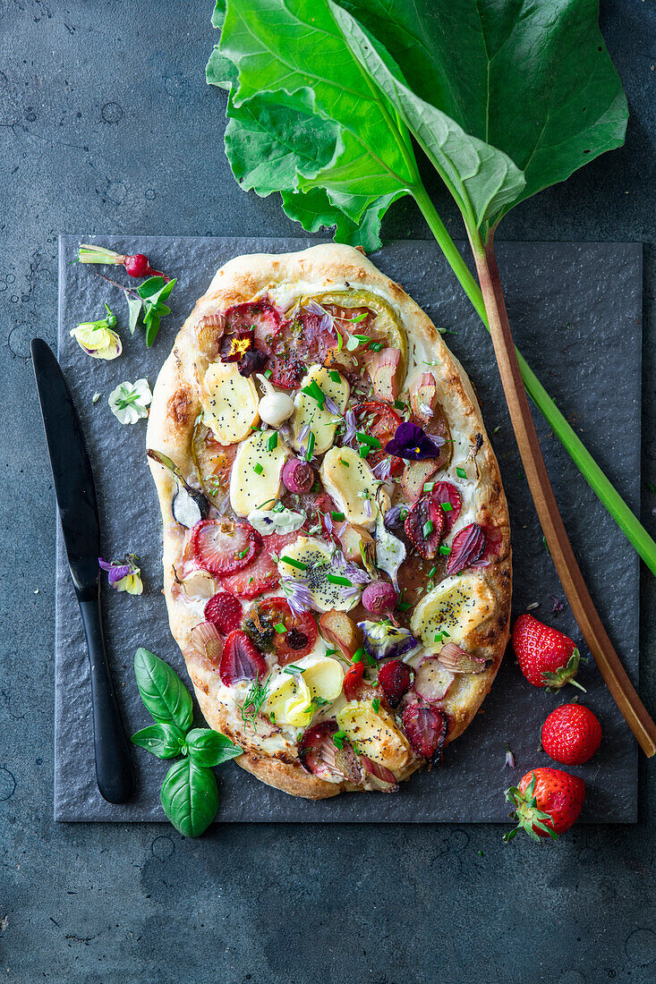 Pizza mit Rhabarber, Radieschen, Brie, Erdbeeren und Mohn