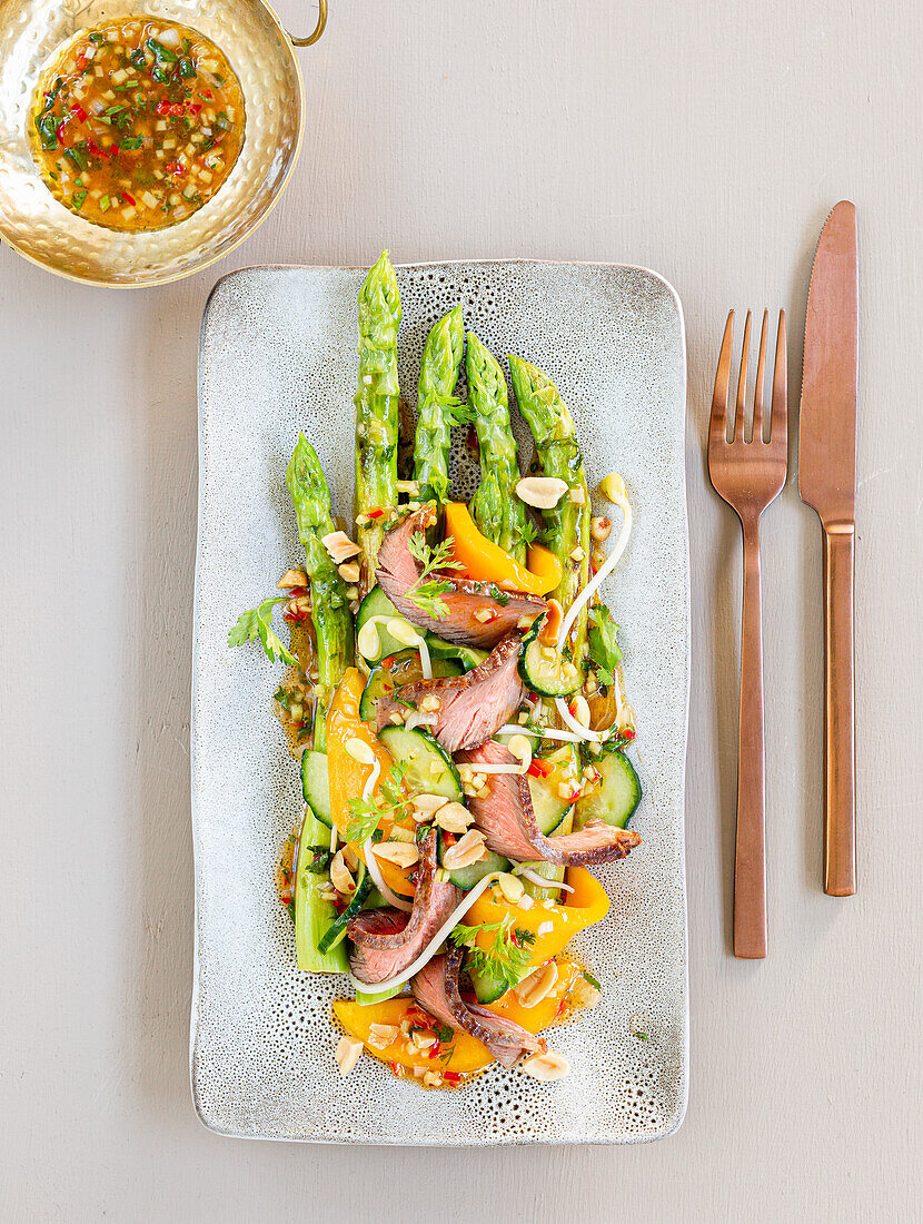 Thai Beef Salad mit geratenem grünem Spargel