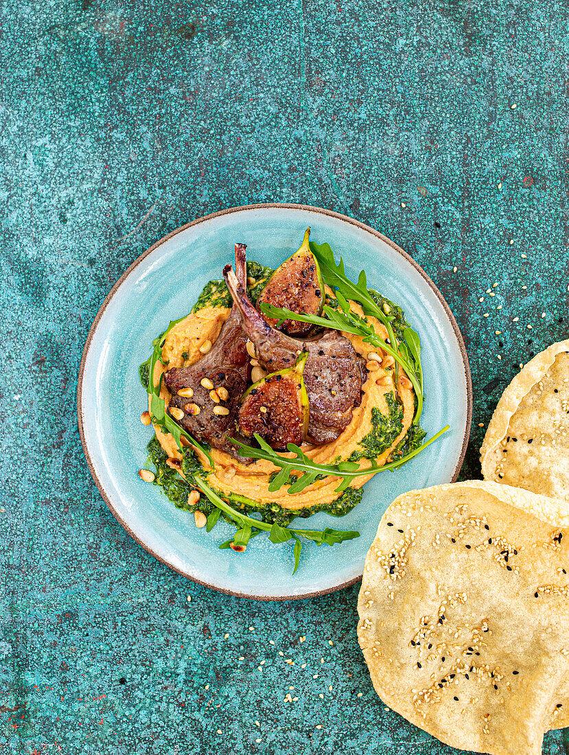 Lammkoteletts und Feigen auf Linsencreme mit Kräuterpesto