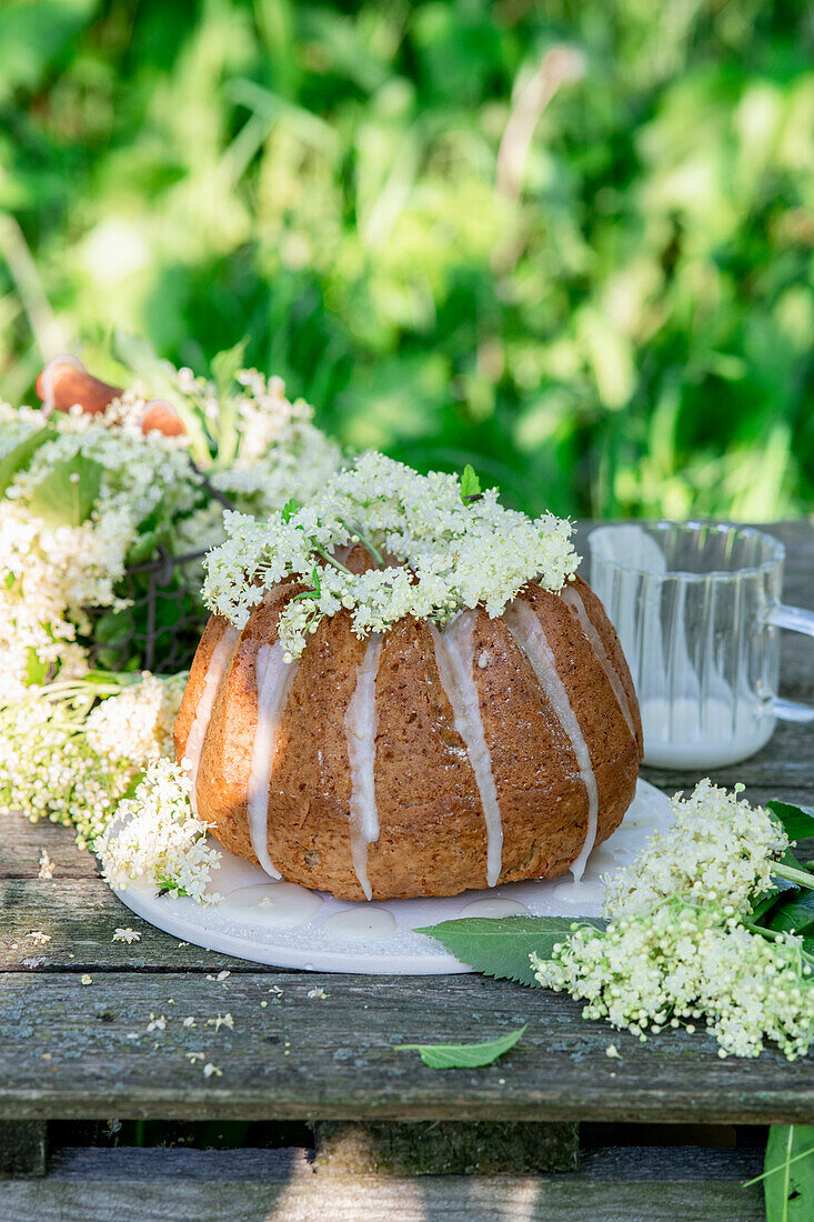 Holunderblütenkuchen mit Holunderblütenglasur