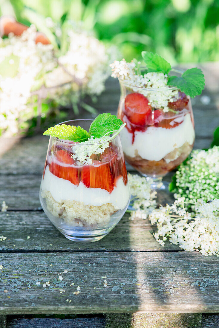 Vanillebiskuitkuchen mit Holunderblütensirup, Frischkäse und Erdbeeren in Holunderblütensirup