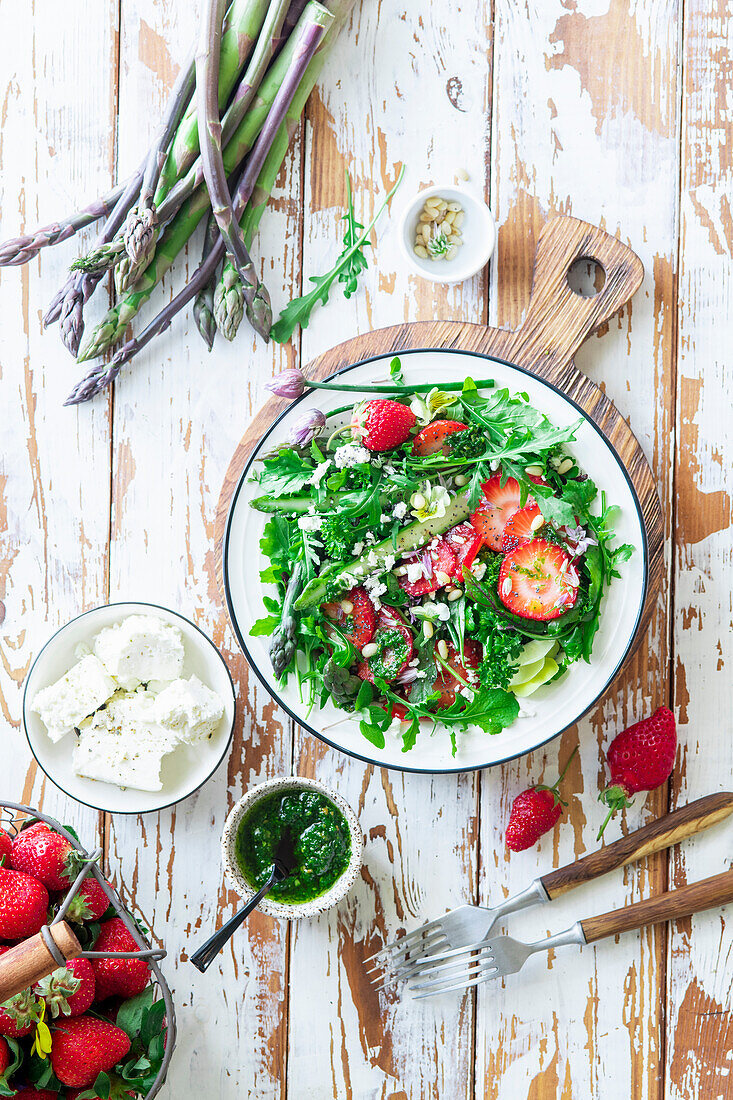 Spargel-Erdbeersalat mit Rucola