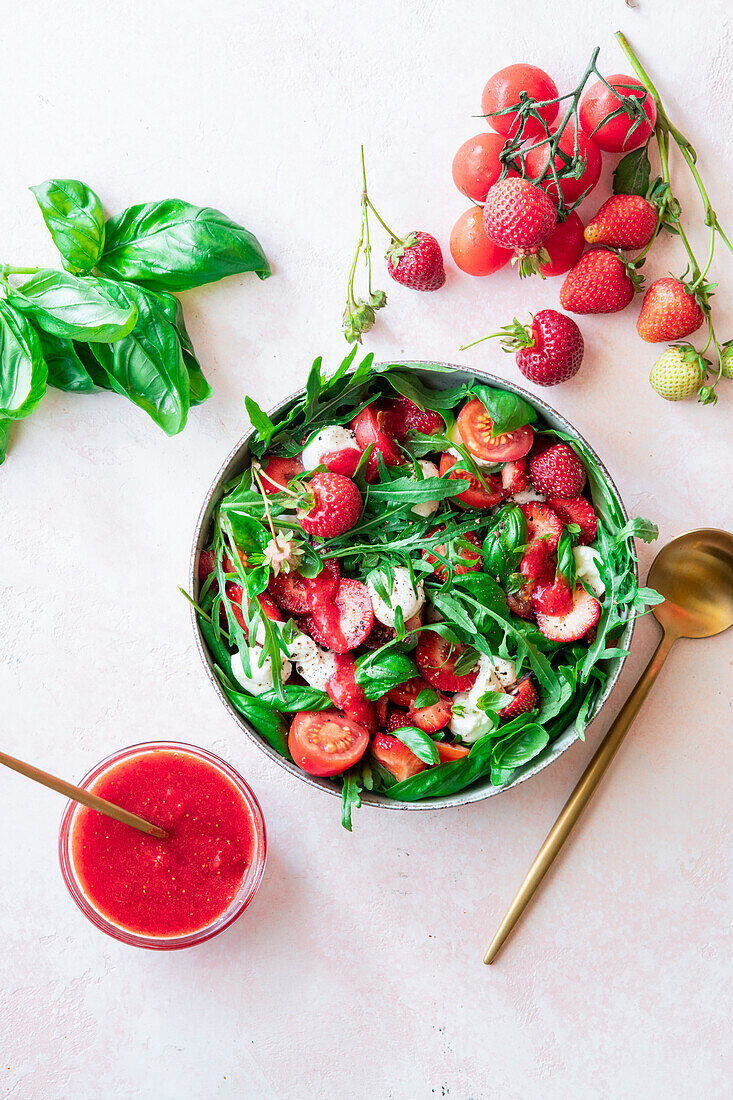 Erdbeer-Rucola-Salat mit Mozzarella
