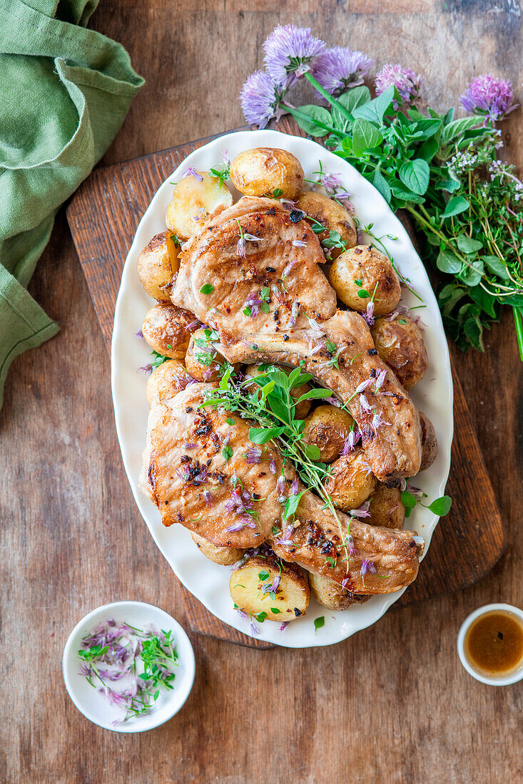 Gegrillte Schweinekoteletts mit Kräutern