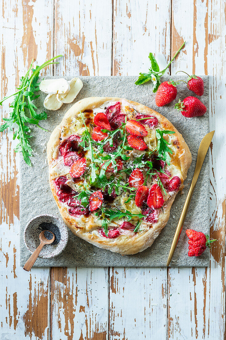 Erdbeerpizza mit Hühnchen und Brie-Käse