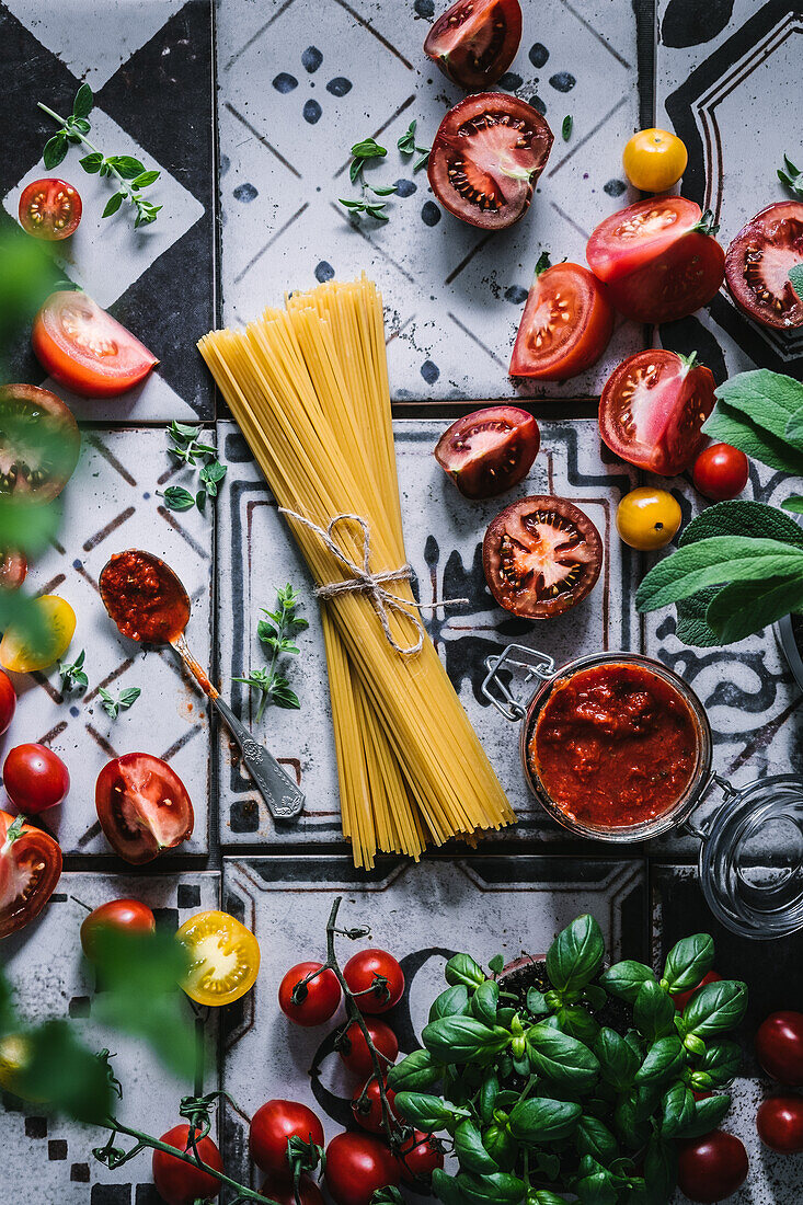 Bunte Tomaten, Pesto Rosso, Spaghetti und Basilikum
