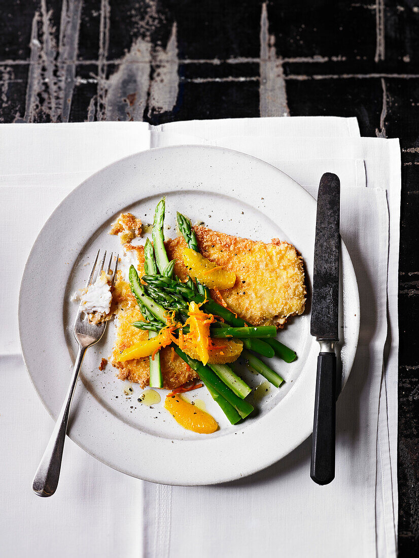 Panierter Schellfisch mit Spargelsalat und Orangenfilets