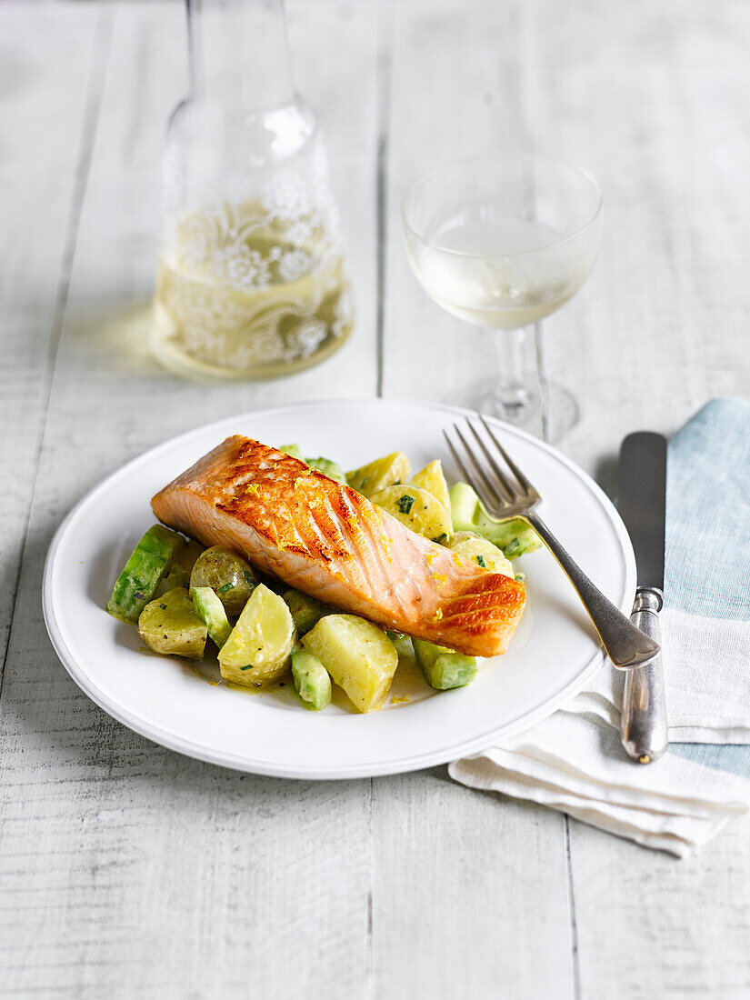 Lachs mit Kartoffel-Gurken-Salat