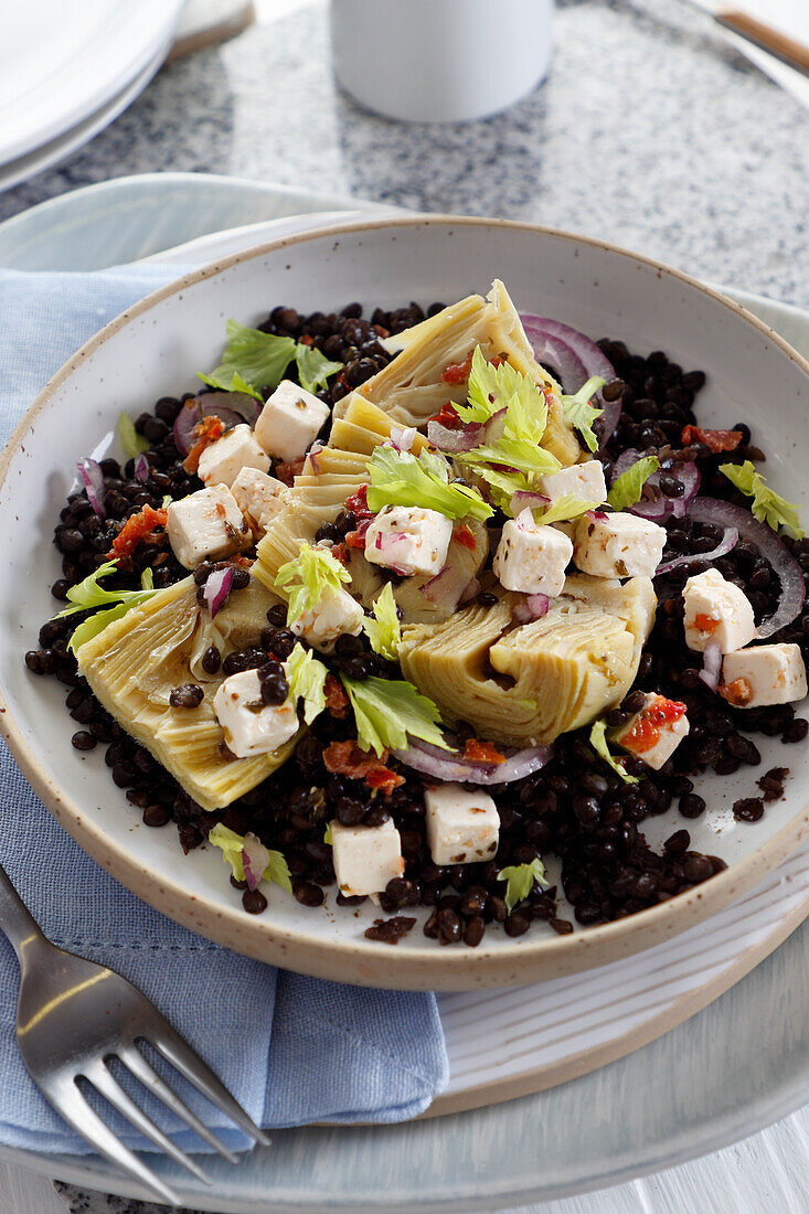 Schwarze Linsen mit Artischocken und Fetakäse