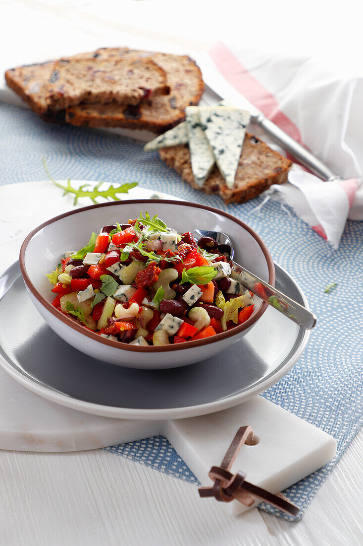Salat mit Blauschimmelkäse, roten Bohnen, Paprika und sonnengetrockneten Tomaten