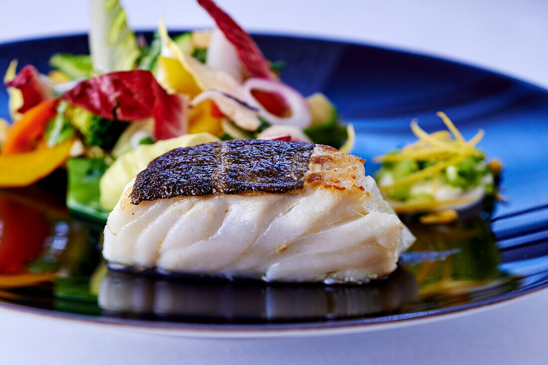 Kabeljaufilet mit Salat