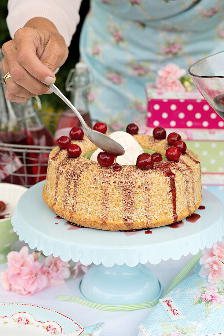 Sesam-Biskuitkuchen mit Kirschen und Sahne