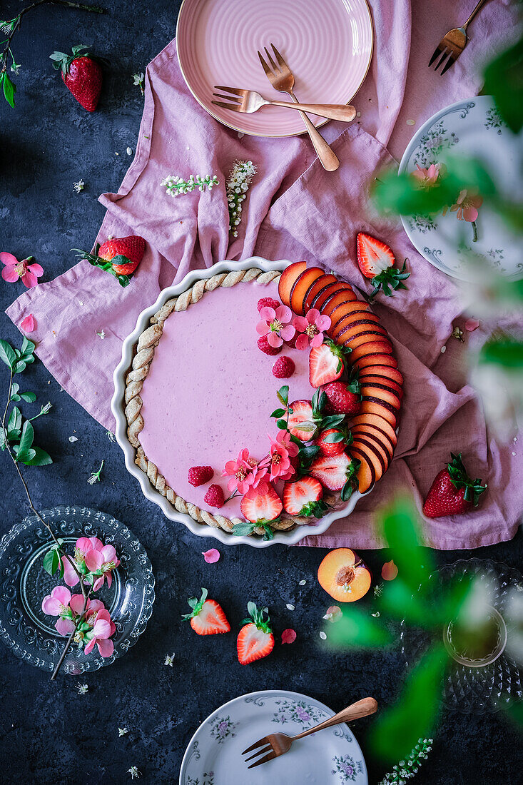 Veganer Käsekuchen mit Sommerfrüchten