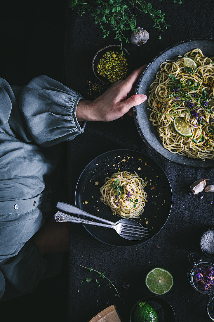 Spaghetti with pesto and limes