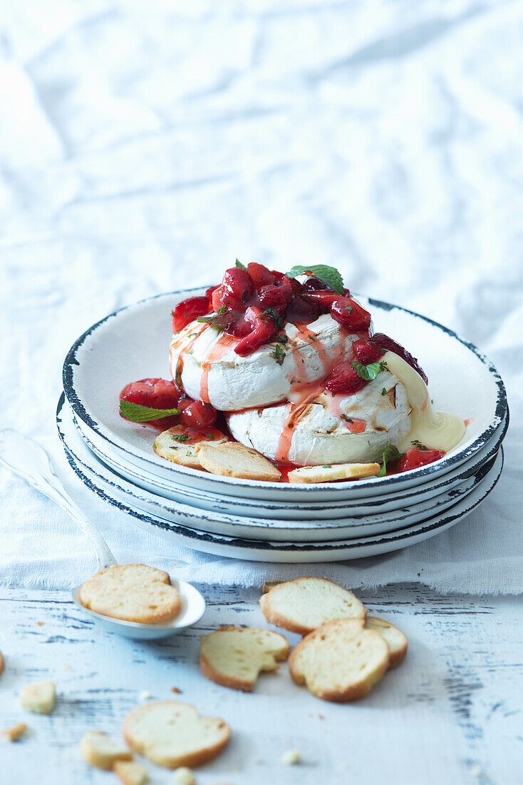 Mini-Pavlova mit Erdbeeren