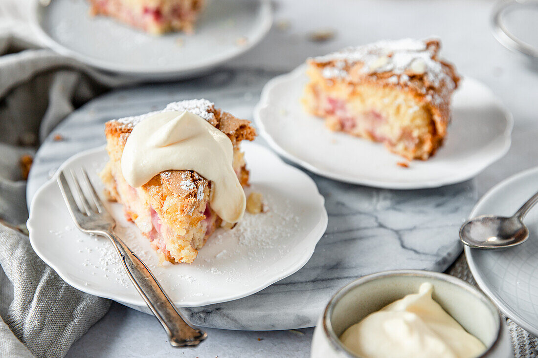 Glutenfreier Rhabarber-Mandel-Kuchen mit Sahne