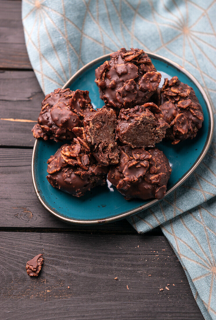 Vegan gingerbread pralines with chocolate covered cornflakes