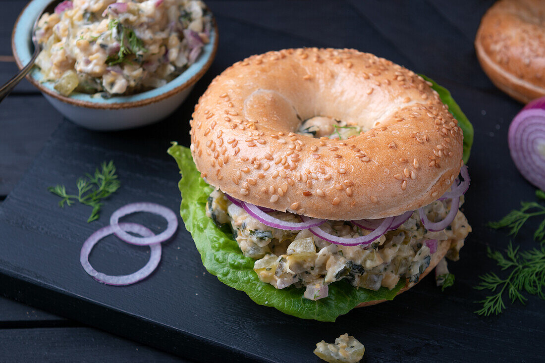 Veganer Seetang-Kichererbsensalat im Sesam-Bagel