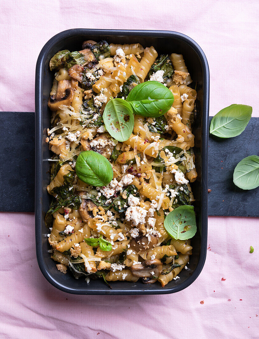 Veganer Nudelauflauf mit Spinat, Pilzen und Tofu-Topping