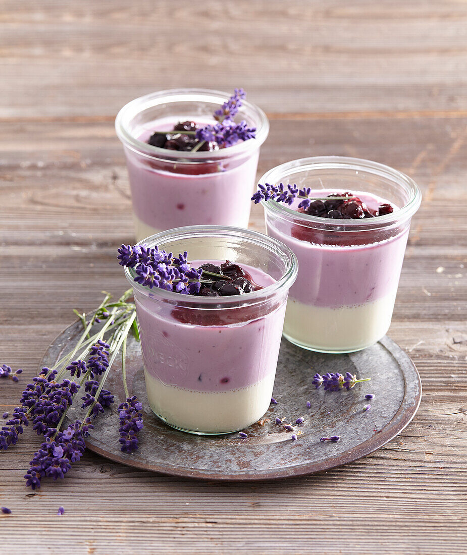 Panna Cotta mit Lavendel und Blaubeeren