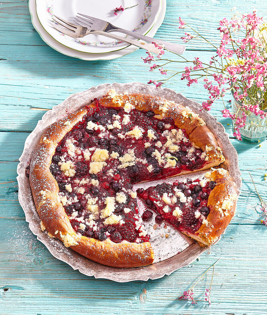 Hefekuchen mit Waldbeeren mit Streuseln