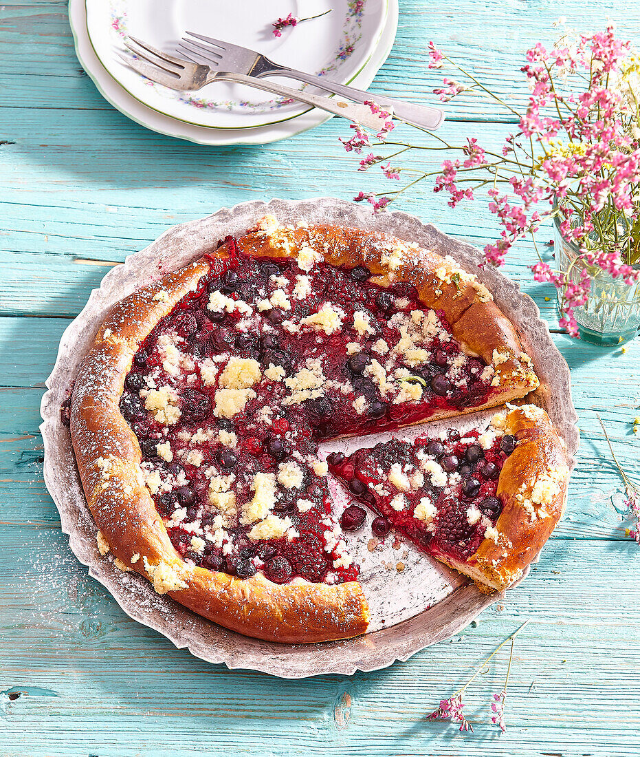 Leavened cake with forrest berries with crumb