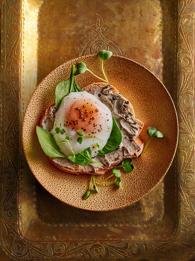 Belegtes Brot mit Rillette, pochiertem Ei und Kaviar