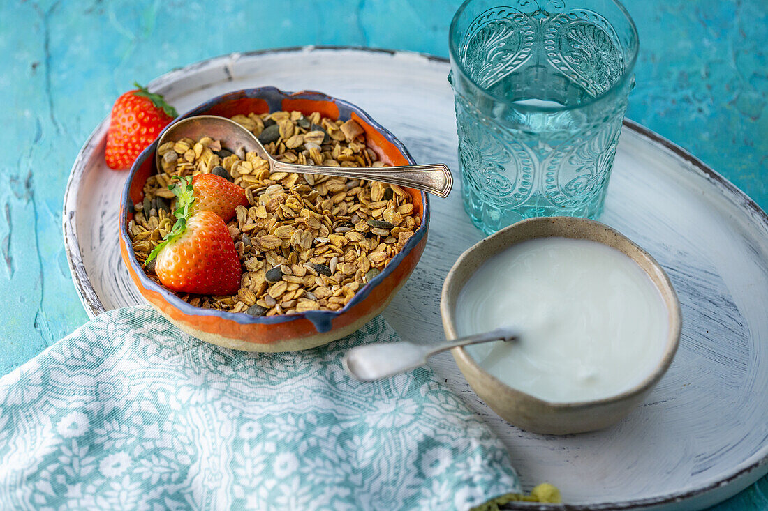 Oatmeal with strawberries and yoghurt