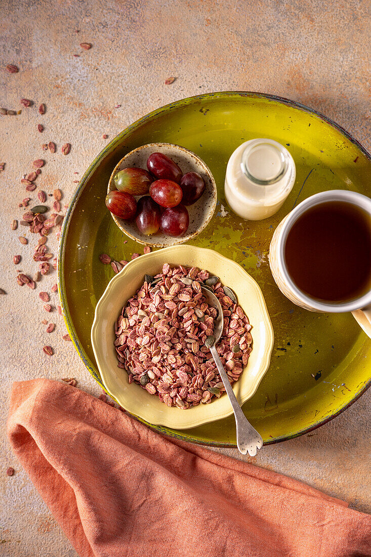 Beetroot muesli with grapes and tea