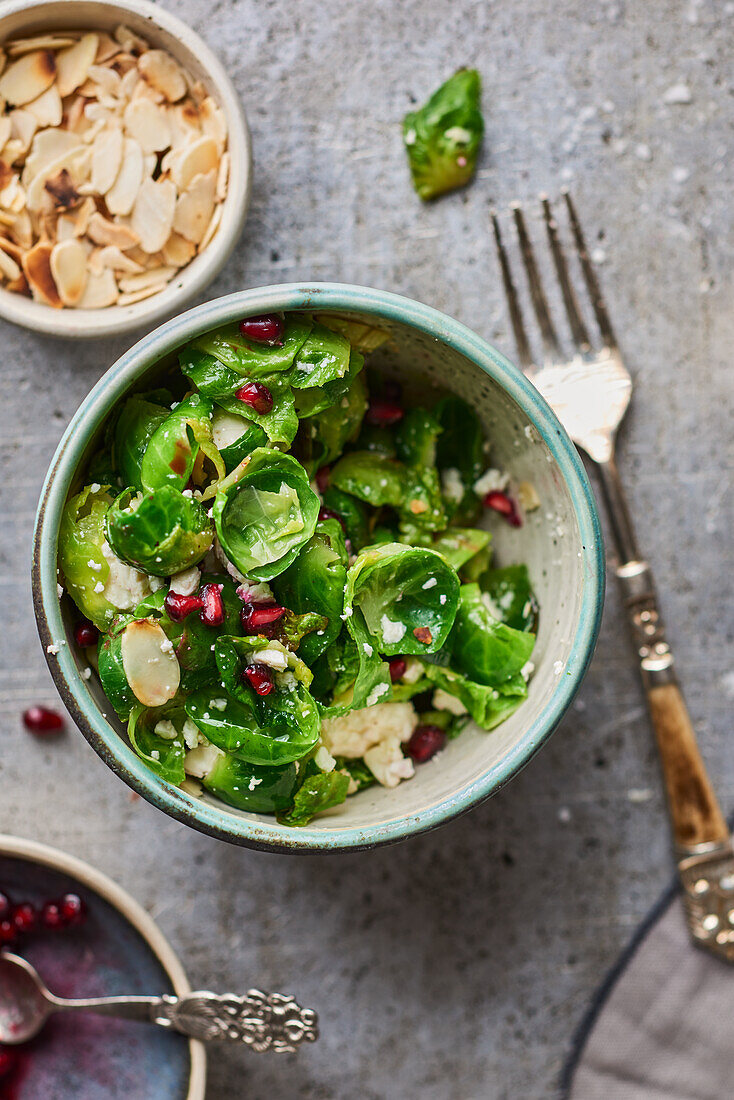 Rosenkohl mit Feta, Granatapfelkernen und Mandelblättchen