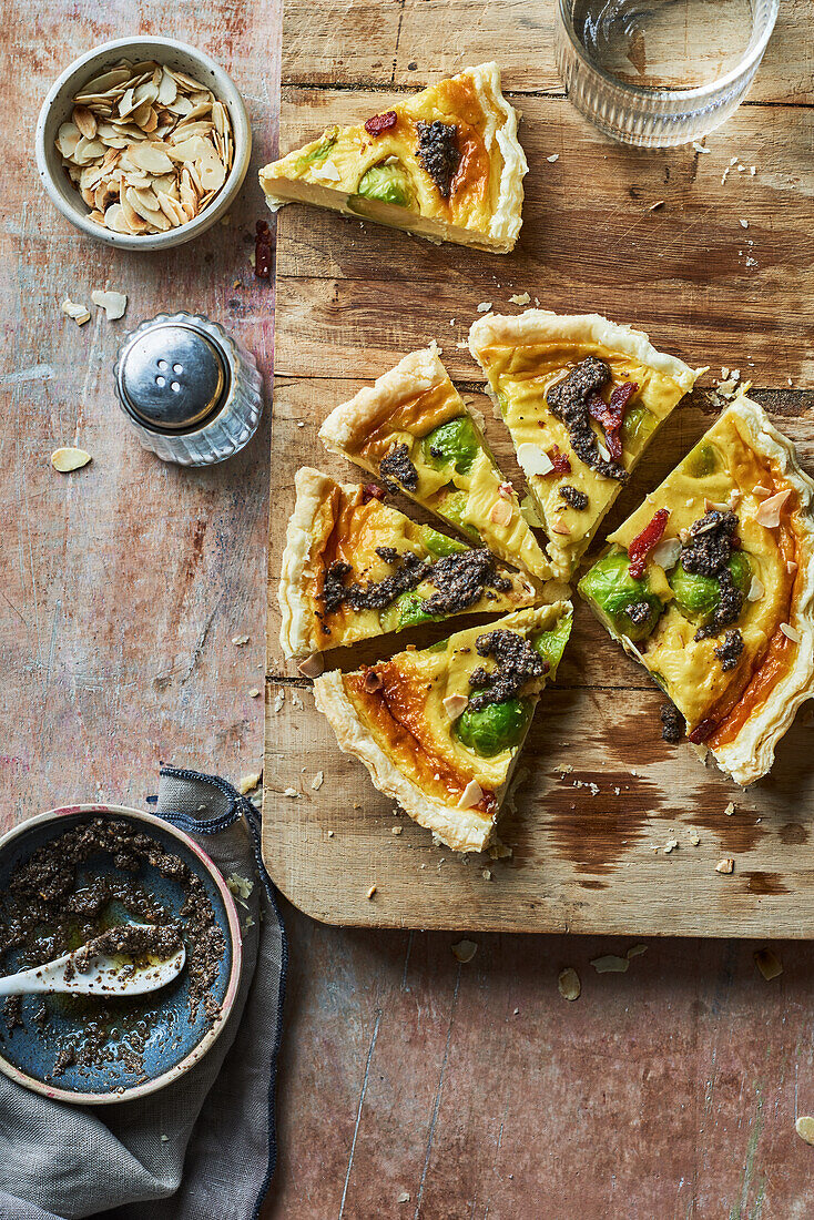 Rosenkohl-Schinken-Tarte mit schwarzem Oliven-Pesto-Topping