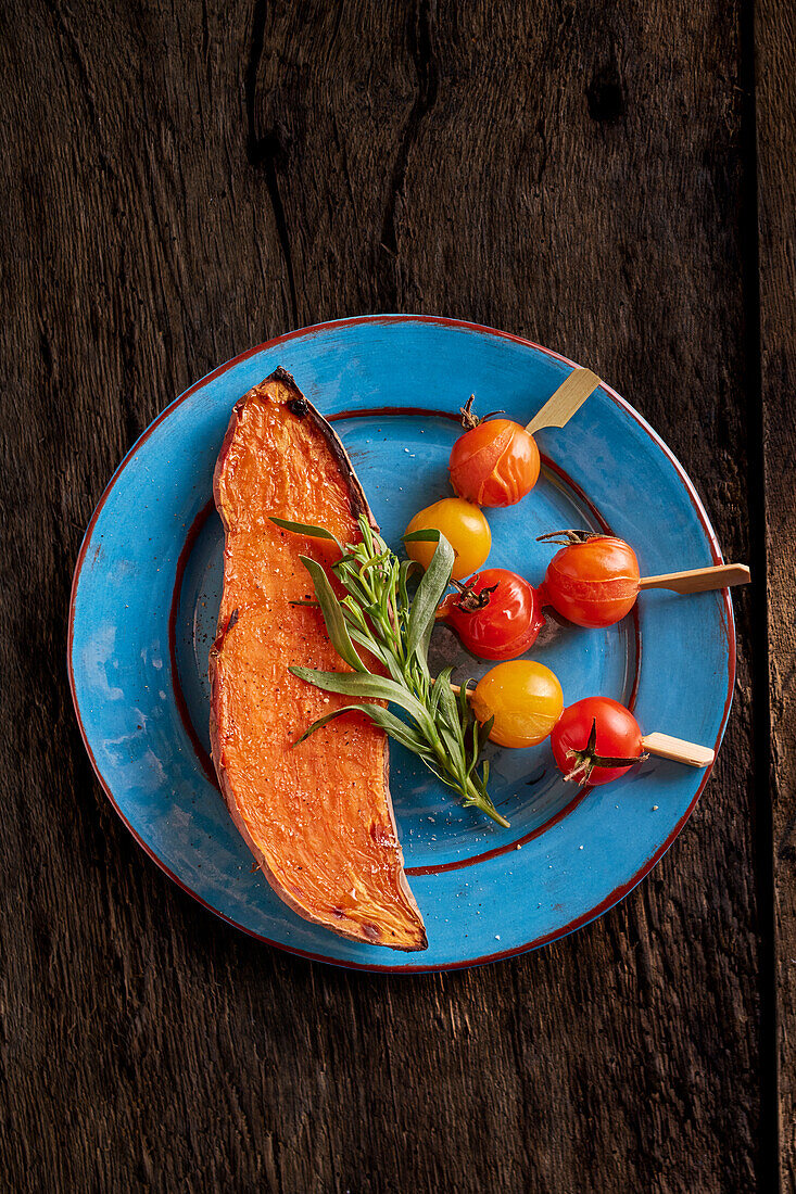 Süßkartoffel mit Rosmarin und Tomatenspiesschen