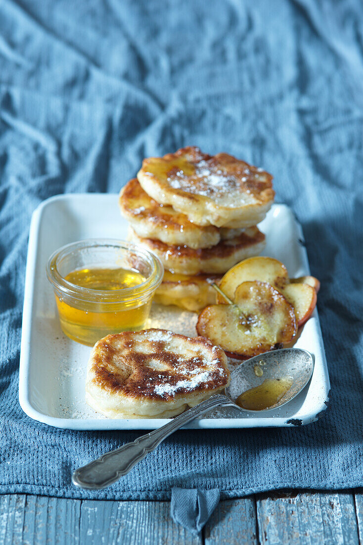 Kleine Apfelpancakes mit Honig