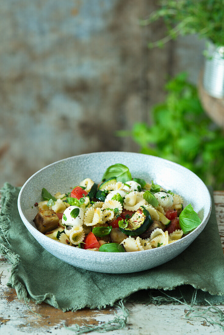 Pastasalat mit gebratenem Sommergemüse