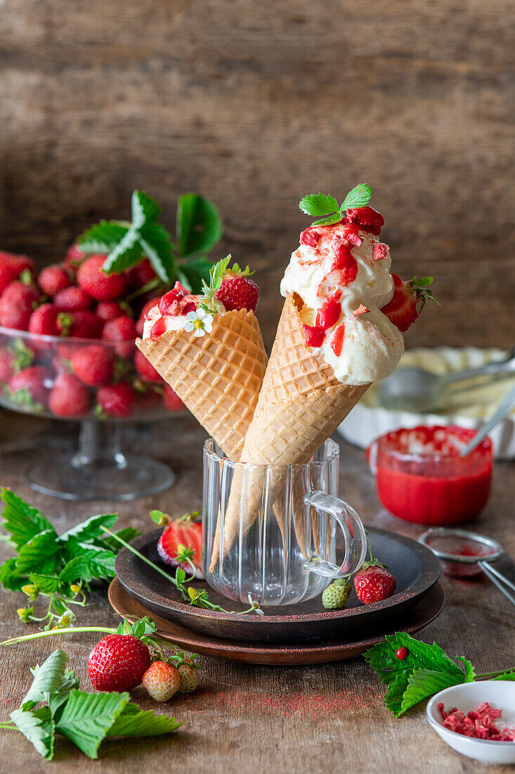 Vanilleeis mit Erdbeersauce in Eistüten