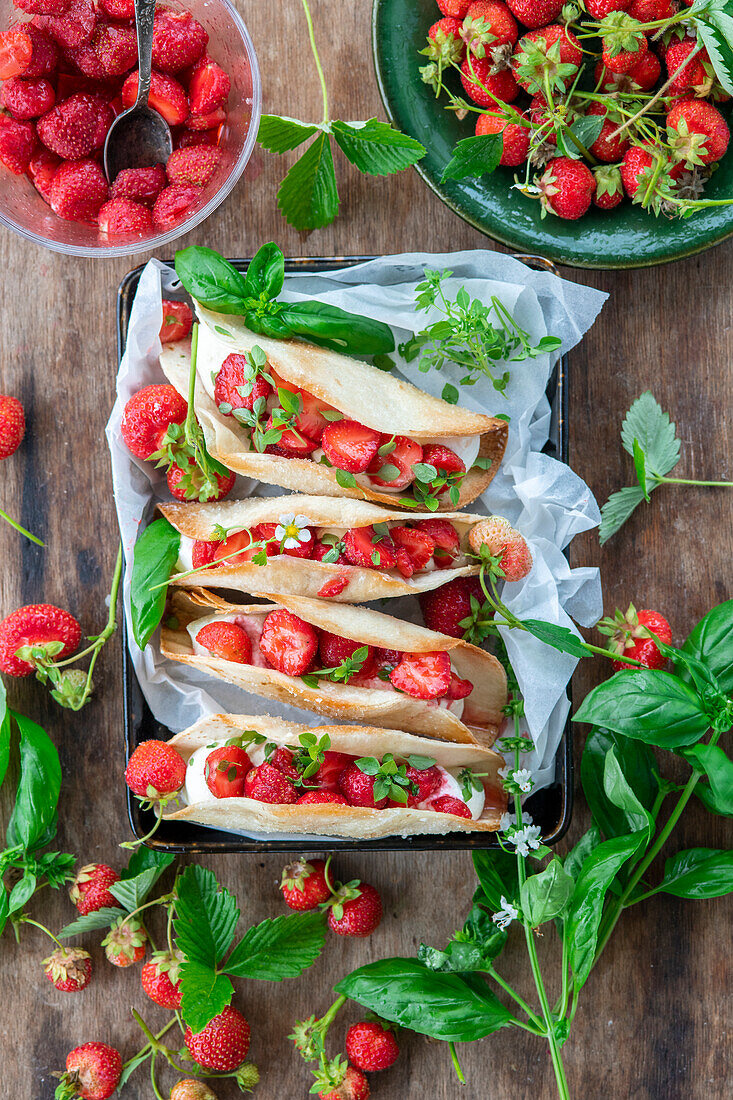 Süße Erdbeer-Tacos mit Schlagsahne