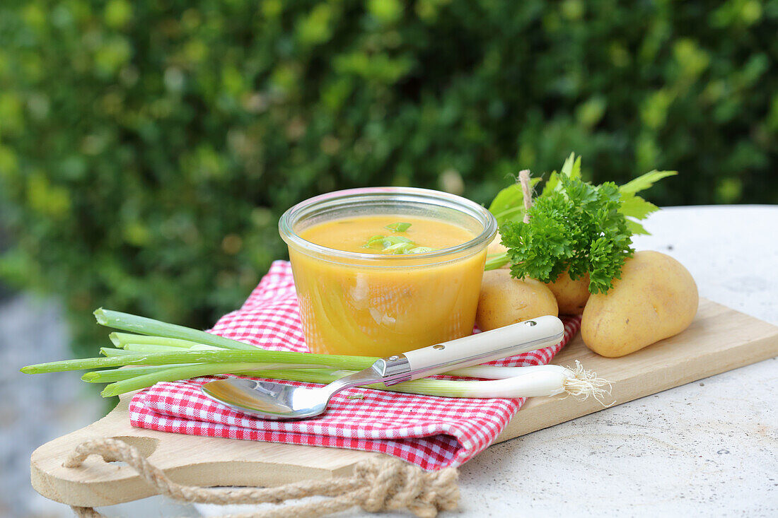 Gemüsebrühe aus Kartoffeln