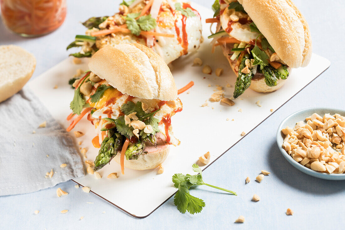 Banh Mi mit Spiegelei, grünem Spargel und eingelegtem Gemüse